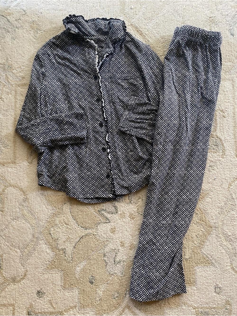 Cabernet Black & White Diamond-Print Pajama Set in Women’s Size petite small